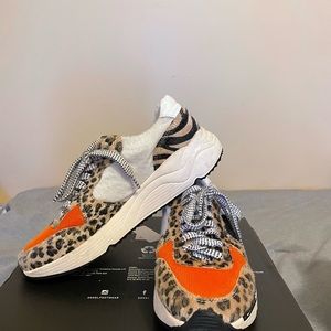 spice leopard running sole sneaker